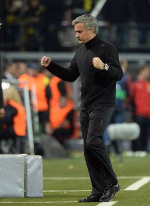 24.04.2013, xjhx,UEFA Champions League, Borussia Dortmund - Real Madrid, v.l. Trainer Jose Mourinho (Real Madrid) gibt Anweisungen, gestikuliert, mit den Armen gestikulieren gives instructions, gesticulate.
