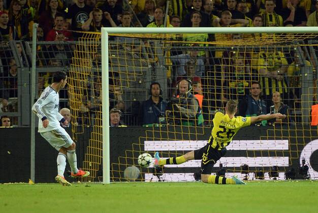 24.04.2013, xjhx,UEFA Champions League, Borussia Dortmund - Real Madrid, v.l. Cristiano Ronaldo (Real Madrid), Lukasz Piszczek (Borussia Dortmund), Goal scored, Tor zum 1:1