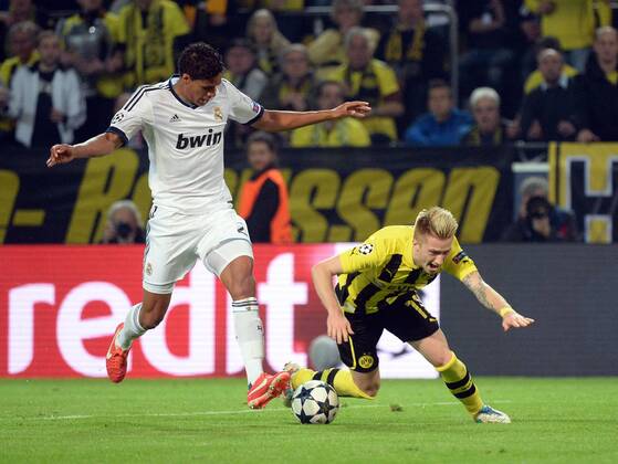 24.04.2013, xjhx,UEFA Champions League, Borussia Dortmund - Real Madrid, v.l. Raphael Varane (Real Madrid), Marco Reus (Borussia Dortmund) kein Elfmeter.