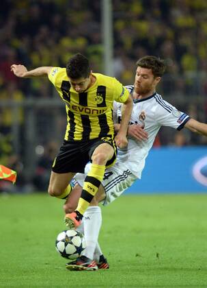24.04.2013, xjhx,UEFA Champions League, Borussia Dortmund - Real Madrid, v.l. Robert Lewandowski (Borussia Dortmund), Xabi Alonso (Real Madrid)