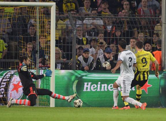 24.04.2013, xjhx,UEFA Champions League, Borussia Dortmund - Real Madrid, v.l. Diego Lopez (Real Madrid), Raphael Varane (Real Madrid), Robert Lewandowski (Borussia Dortmund), Goal scored, Tor zum 2:1