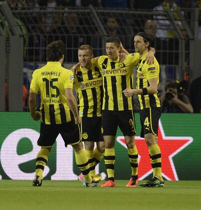 24.04.2013, Fussball Champions League Halbfinale Hinspiel: Borussia Dortmund - Real Madrid, im Signal-Iduna-Park Stadion Dortmund. Torjubel Robert Lewandowski (2.v.re, Dortmund). re: Neven Subotic (Dortmund).