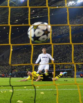 24.04.2013, Fussball Champions League Halbfinale Hinspiel: Borussia Dortmund - Real Madrid, im Signal-Iduna-Park Stadion Dortmund. Torschuss durch Christiano Ronaldo (Real Madrid), Lukasz Piszczek (Dortmund) ohne Chance.