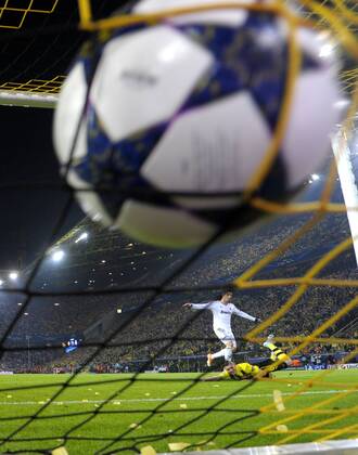 24.04.2013, Fussball Champions League Halbfinale Hinspiel: Borussia Dortmund - Real Madrid, im Signal-Iduna-Park Stadion Dortmund. Torschuss durch Christiano Ronaldo (Real Madrid), Lukasz Piszczek (Dortmund) ohne Chance.