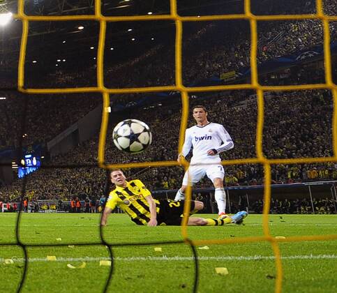 24.04.2013, Fussball Champions League Halbfinale Hinspiel: Borussia Dortmund - Real Madrid, im Signal-Iduna-Park Stadion Dortmund. Torschuss durch Christiano Ronaldo (re, Real Madrid), Lukasz Piszczek (Dortmund) ohne Chance.