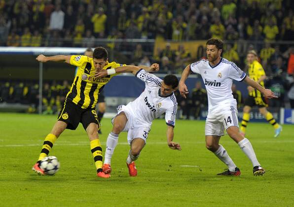 24.04.2013, Fussball Champions League Halbfinale Hinspiel: Borussia Dortmund - Real Madrid, im Signal-Iduna-Park Stadion Dortmund. Torschuss zum 3:1 von Robert Lewandowski (li, Dortmund), Pepe (mitte, Real Madrid) und Xabi Alonso (Real Madrid) ohne ABwehrchance.