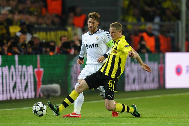 Fussball Champions League Borussia Dortmund - Real Madrid am 24.04.2013 im Signal Iduna Park in Dortmund Sergio Ramos ( Madrid ), hinten - Sven Bender ( Dortmund ), vorne