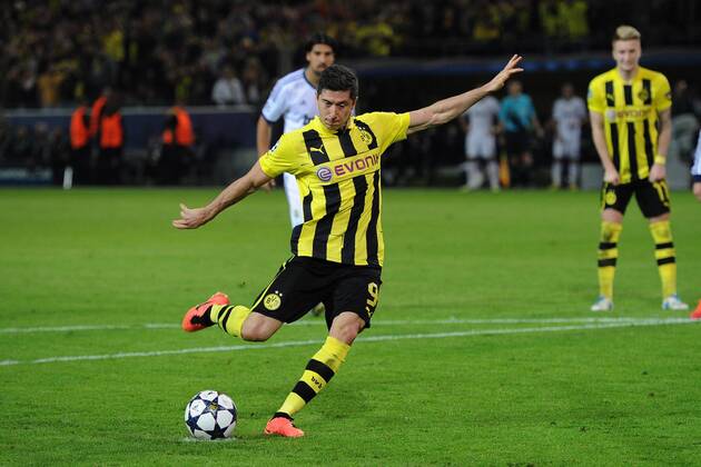 Fussball Champions League Borussia Dortmund - Real Madrid am 24.04.2013 im Signal Iduna Park in Dortmund Elfmeter zum 4:1 durch Robert Lewandowski ( Dortmund )