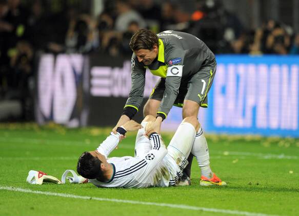 24-04-2013, Fussball, Saison 2012-2013, UEFA Champions League, Halbfinale, Hinspiel, Borussia Dortmund - Real Madrid, Torhüter Roman Weidenfeller (Borussia Dortmund), re., hilft Cristiano Ronaldo (Real Madrid) wieder auf die Beine.