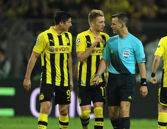 24-04-2013, Fussball, Saison 2012-2013, UEFA Champions League, Halbfinale, Hinspiel, Borussia Dortmund - Real Madrid, Robert Lewandowski (Borussia Dortmund), li., und Marco Reus (Borussia Dortmund) reklamieren bei Schiedsrichter Björn Kuipers (NED)