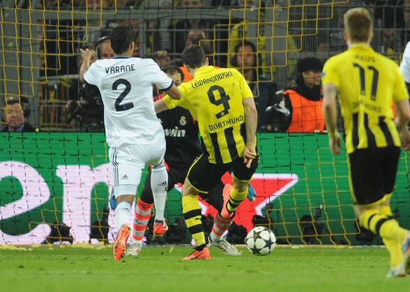 24-04-2013, Fussball, Saison 2012-2013, UEFA Champions League, Halbfinale, Hinspiel, Borussia Dortmund - Real Madrid, Robert Lewandowski (Borussia Dortmund), mi., erzielt das Tor zum 2-1