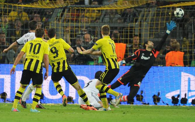 24-04-2013, Fussball, Saison 2012-2013, UEFA Champions League, Halbfinale, Hinspiel, Borussia Dortmund - Real Madrid, Robert Lewandowski (Borussia Dortmund), 3. v.li., erzielt das Tor zum 3-1.