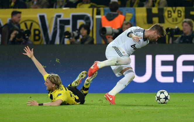 FUSSBALL CHAMPIONS LEAGUE HALBFINALE HINSPIEL 2012 2013 Borussia Dortmund - Real Madrid 24.04.2013 Marcel Schmelzer (Borussia Dortmund) gegen Sergio Ramos (re, Real Madrid) 