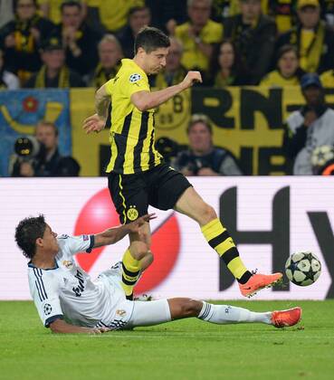 FUSSBALL CHAMPIONS LEAGUE HALBFINALE HINSPIEL 2012 2013 Borussia Dortmund - Real Madrid 24.04.2013 Raphael Varane (li, Real Madrid) gegen Robert Lewandowski (re, Borussia Dortmund) 