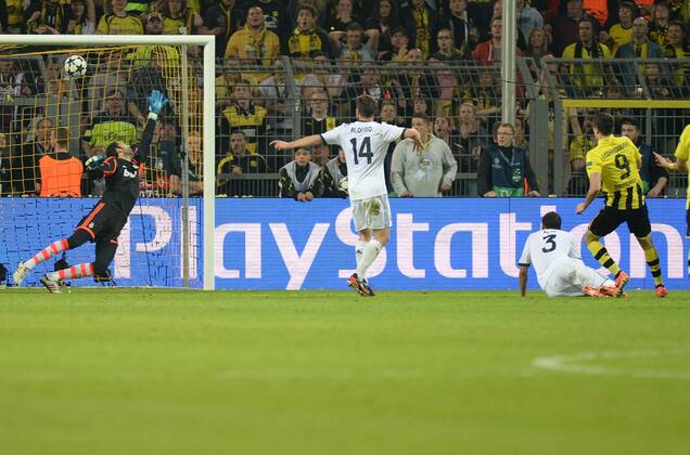 FUSSBALL CHAMPIONS LEAGUE HALBFINALE HINSPIEL 2012 2013 Borussia Dortmund - Real Madrid 24.04.2013 Robert Lewandowski (re, Borussia Dortmund) erzielt das Tor zum 3:1. Torwart rmDiego Lopez, Xabi Alonso, Pepe (v.l., alle Real Madrid) sind duepiert 