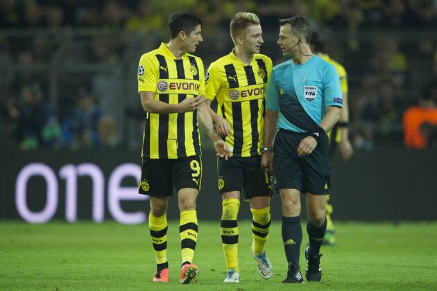 (L-R) Robert Lewandowski of Borussia Dortmund, Marco Reus of Borussia Dortmund, referee Bjorn Kuipers during the UEFA Champions League match between Borussia Dortmund and Real Madrid on April 24, 2013 at the Signal Iduna Park stadium in Dortmund, Germany. Borussia Dortmund v Real Madrid Champions League 2012 2013 xVIxMAURICExVANxSTEENxIVx 1515976