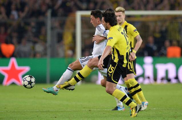 FUSSBALL CHAMPIONS LEAGUE HALBFINALE HINSPIEL 2012 2013 Borussia Dortmund - Real Madrid 24.04.2013 Mesut Özil (Real Madrid) gegen Mats Hummels (li, Borussia Dortmund) 