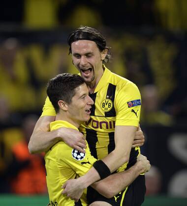 24.04.2013, Fussball Champions League Halbfinale Hinspiel: Borussia Dortmund - Real Madrid, im Signal-Iduna-Park Stadion Dortmund. Torjubel Robert Lewandowski (li, Dortmund) mit Neven Subotic (Dortmund).