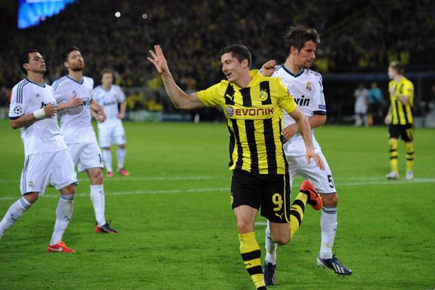 Fussball Champions League Borussia Dortmund - Real Madrid am 24.04.2013 im Signal Iduna Park in Dortmund Torjubel zum 4:1 durch Robert Lewandowski ( Dortmund )