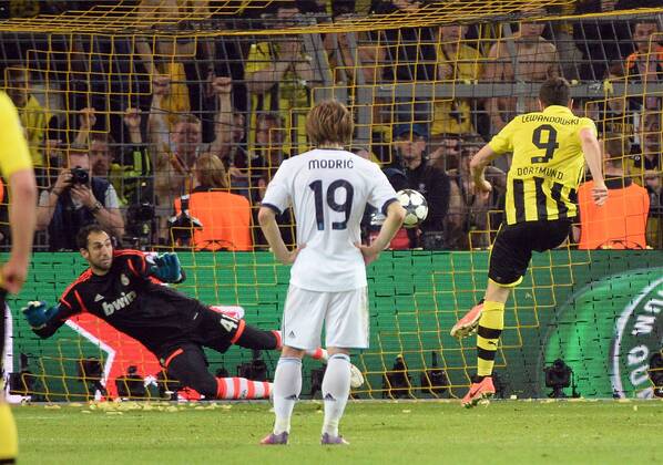 24.04.2013, xjhx,UEFA Champions League, Borussia Dortmund - Real Madrid, v.l. Diego Lopez (Real Madrid), Luka Modric (Real Madrid), Robert Lewandowski (Borussia Dortmund) Goal scored, Tor zum 4:1