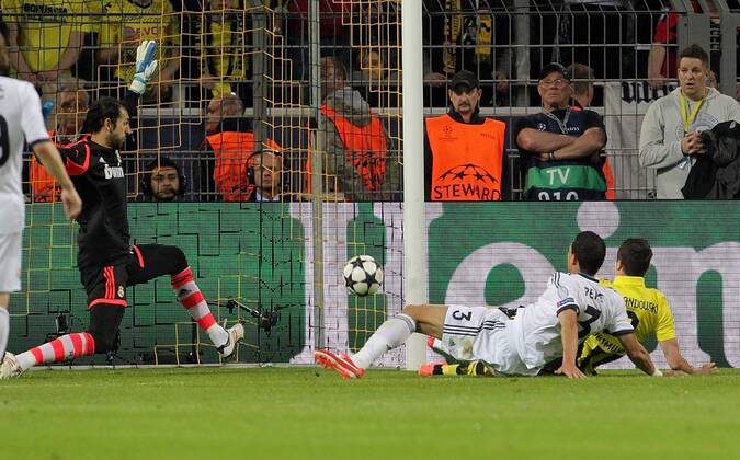 Robert Lewandowski (BVB, rechts) erzielt das Tor zum 1:0 für Dortmund . Links Pepe (Real) und Diego Lopez (Real) . Borussia Dortmund-Real Madrid . Dortmund, GER, 24.04.2013 , Halbfinale, Fussball-Champions League 2012-2013 .