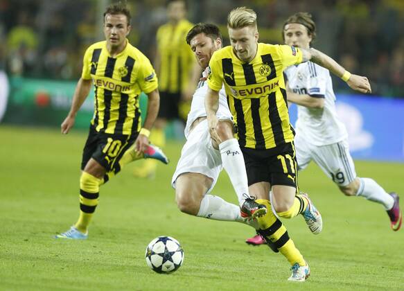 Marco REUS, Nr.11 BVB im Zweikampf , Aktion um den Ball gegen Sergio RAMOS, Real 4, Marco REUS, Nr.11 BVB Aktion, Zweikampf, Spielszene, Tackling, Ball BORUSSIA DORTMUND - REAL MADRID ( - ) Fussball UEFA Champions League, Halbfinale Hinspiel, Dortmund, 24.04.2013 CL Saison 2012 2013, BVB, RM