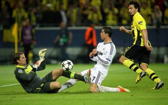 Torwart Roman Weidenfeller, Christiano Ronaldo, Mats Hummels Zweikampf Aktion Spielszene BVB Borussia Dortmund - Real Madrid 24.04.2013 Fußball Fussball Signal-Iduna-Park Dortmund Herren UEFA Championsleague Halbfinale Saison 2012 2013