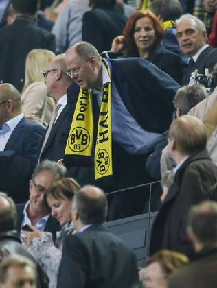 Peer STEINBRÜCK auf der Ehrentribüne mit BVB Schal BORUSSIA DORTMUND - REAL MADRID ( 4- 1) Fussball UEFA Champions League, Halbfinale Hinspiel, Dortmund, 24.04.2013 CL Saison 2012 2013, BVB, RM