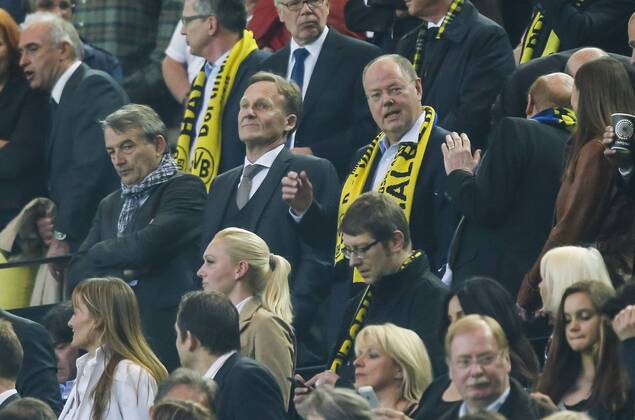 Peer STEINBRÜCK auf der Ehrentribüne mit BVB Schal, Hans-Joachim Watzke, Geschäftsführer und BVB-Boss , Wolfgang NIERSBACH, DFB Präsident Funktionär, Geschäftsführer, Manager, Management, Vereinsführung, Vereinsleitung BORUSSIA DORTMUND - REAL MADRID ( 4- 1) Fussball UEFA Champions League, Halbfinale Hinspiel, Dortmund, 24.04.2013 CL Saison 2012 2013, BVB, RM