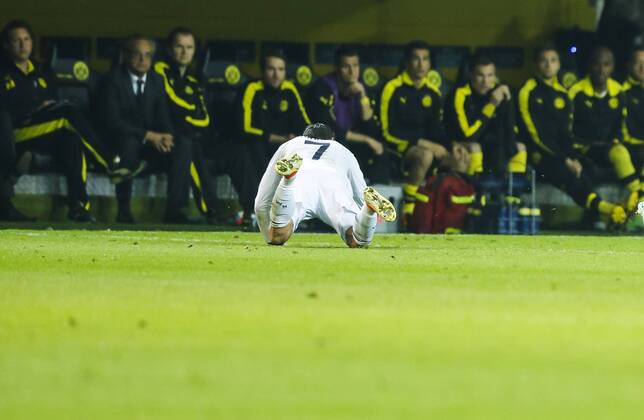 Cristiano RONALDO , Real 7 am Boden Emotionen, enttäuscht, Enttäuschung, Frust, frustriert, Trauer ,traurig, verzweifelt, Verzweiflung BORUSSIA DORTMUND - REAL MADRID ( 4- 1) Fussball UEFA Champions League, Halbfinale Hinspiel, Dortmund, 24.04.2013 CL Saison 2012 2013, BVB, RM