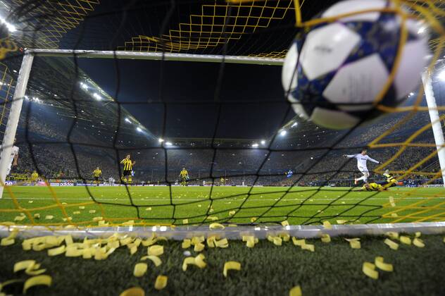 24.04.2013, Fussball Champions League Halbfinale Hinspiel: Borussia Dortmund - Real Madrid, im Signal-Iduna-Park Stadion Dortmund. Torschuss Christiano Ronaldo (Real Madrid).