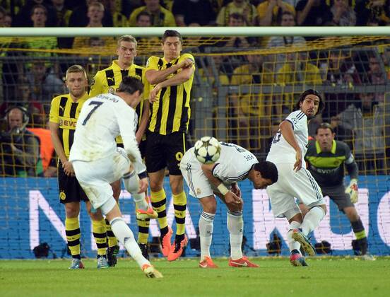 24.04.2013, xjhx,UEFA Champions League, Borussia Dortmund - Real Madrid, v.l. Cristiano Ronaldo (Real Madrid) beim Freistoss.
