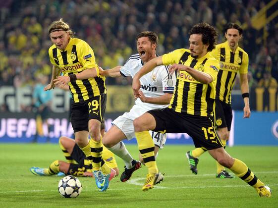 24.04.2013, xjhx,UEFA Champions League, Borussia Dortmund - Real Madrid, v.l. Marcel Schmelzer (Borussia Dortmund), Xabi Alonso (Real Madrid), Mats Hummels (Borussia Dortmund)