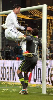 Dortmund Fußball Champions League Halbfinale Borussia Dortmund vs. Real Madrid, Cristiano Ronaldo (Madrid) prallt mit Torwart Roman Weidenfeller (BvB9 zusammen
