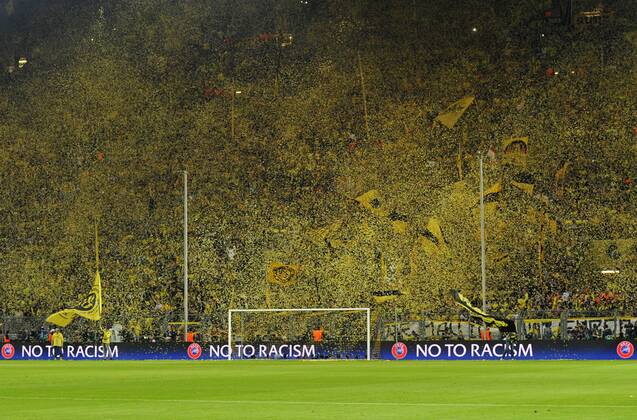 Fussball, UEFA Champions League, Herren, Saison 2012 2013, Matchday 11, Halblfinal-Hinspiel, Signal Iduna Park Dortmund, Bor. Dortmund, BVB (gelb) - Real Madrid (weiss) 4:1; Dortmunder Südtribüne im Konfettiregen. Fan, Fans, Begeisterung.
