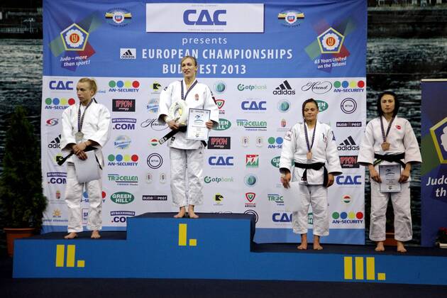 JUDO - EJU EM 2013 BUDAPEST,UNGARN,25.APR.13 - DIVERS, JUDO - EJU Europameisterschaften, bis 48kg, Damen, Siegerehrung. Bild zeigt Charline van Snick (BEL), Eva Csernoviczki (HUN), Laetitia Payet (FRA) und Ebru Sahin (TUR). Keywords: Medaille, Urkunde, Trophäe.