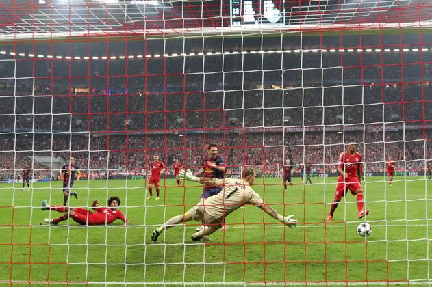 Fussball, Champions League, Halbfinale, Hinspiel, Saison 2012 2013, Herren, FC Bayern München, FC Barcelona, Barca, 4-0, v.l. Lionel Messi, FC Barcelona, Barca, Aktion, vergebene Torchance, re. Manuel Neuer, FC Bayern München, li. Dante, FC Bayern München, re. Jerome Boateng, FC Bayern München,