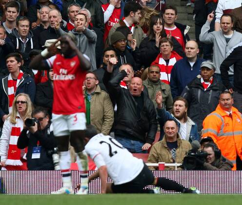 FC Arsenal London v Manchester United (ManU) . . April 28, 2013 FC Arsenal fans accuse Robin van Persie (MU) of diving to get the penalty.
