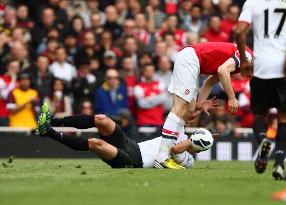 FC Arsenal London v Manchester United (ManU) . . April 28, 2013 Robin van Persie (MU) fouls Per Mertesacker (A)