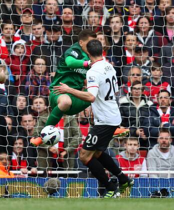 FC Arsenal London v Manchester United (ManU) . . April 28, 2013 Robin van Persie (MU) has his shot saved by Wojciech Szcczesny (A)