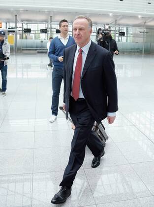 Karl-Heinz RUMMENIGGE (Vorstandsvorsitzender FCB AG) mit Anzug, Krawatte und Rollkoffer, Portrait, Porträt vor dem Abflug nach Barcelona zum Champions League Spiel Halbfinale Fussball 1. Bundesliga , Franz-Joseph-Strauss Flughafen MÜNCHEN, am 30.04.2013 FCB, CL,