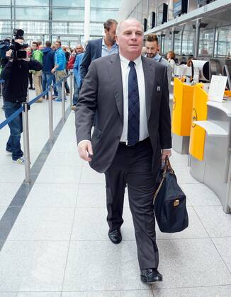 Präsident und Aufsichtsratsvorsitzender Uli HOENESS (FCB) mit weissem Hemd, Anzug, Krawatte und Tasche, Portrait, Porträt vor dem Abflug nach Barcelona zum Champions League Spiel Halbfinale Fussball 1. Bundesliga , Franz-Joseph-Strauss Flughafen MÜNCHEN, am 30.04.2013 FCB, CL,