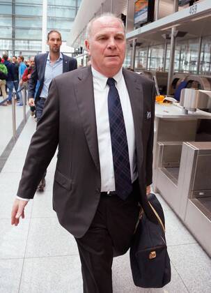 Präsident und Aufsichtsratsvorsitzender Uli HOENESS (FCB) mit weissem Hemd, Anzug, Krawatte und Tasche, Portrait, Porträt vor dem Abflug nach Barcelona zum Champions League Spiel Halbfinale Fussball 1. Bundesliga , Franz-Joseph-Strauss Flughafen MÜNCHEN, am 30.04.2013 FCB, CL,