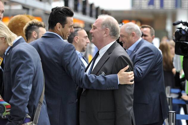 Uli HOENESS (Höness,Präsident Bayern München) begrüßt am Check in Bereich am Flughafen München Claudio PIZARRO (Bayern München). Abflug FC Bayern München nach Barcelona.FC Barcelona-FC Bayern München Fussball Champions League