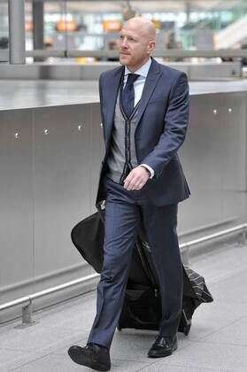 Matthias SAMMER (Sportdirektor Bayern München) erscheint am Check in Bereich am Flughafen München mit Trolley,Reisegepaeck. Abflug FC Bayern München nach Barcelona.FC Barcelona-FC Bayern München Fussball Champions League