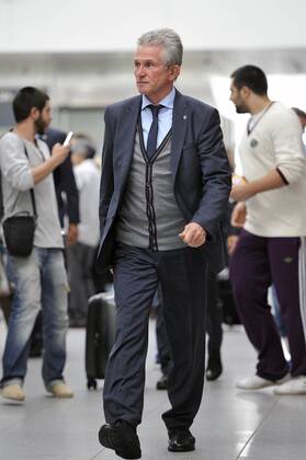 Jupp HEYNCKES (Trainer Bayern München) erscheint am Check in Bereich am Flughafen München Abflug FC Bayern München nach Barcelona.FC Barcelona-FC Bayern München Fussball Champions League