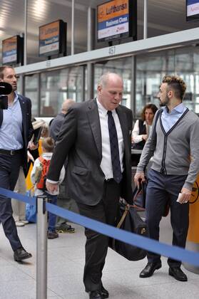 Uli HOENESS (Höness,Präsident Bayern München) erscheint mit grosser Reisetasche am Check in Bereich am Flughafen München, Abflug FC Bayern München nach Barcelona.FC Barcelona-FC Bayern München Fussball Champions League