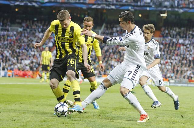 Lukasz PISZCZEK Nr. 26 BVB im Zweikampf , Aktion um den Ball gegen Cristiano RONALDO , Real 7 Aktion, Zweikampf, Spielszene, Tackling, Ball REAL MADRID - BORUSSIA DORTMUND ( - ) Fussball UEFA Champions League, Halbfinale Rückspiel, Madrid, 30.04.2013 CL Saison 2012 2013, BVB, RM