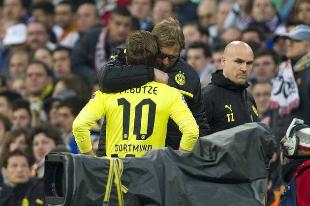 Trainer Jürgen KLOPP (Jürgen, hi., DO) muss Mario GOETZE (GÖTZE, beide DO) verletzt auswechseln, Fussball Champions League, Halbfinale, Real Madrid (Real) - Borussia Dortmund (DO) am 30.04.2013 in Madrid Spanien