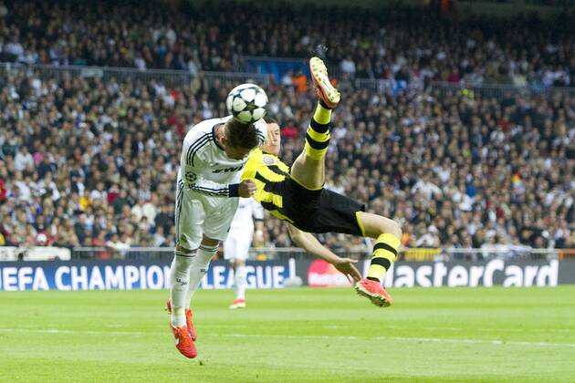 Sergio RAMOS (li., Real) gegen Robert LEWANDOWSKI (DO), Aktion, Zweikampf, Fussball Champions League, Halbfinale, Real Madrid (Real) - Borussia Dortmund (DO) am 30.04.2013 in Madrid Spanien